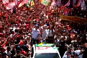 "Vamos declarar guerra aos narcoterroristas": Flávio Bolsonaro antes da segunda volta das presidenciais no Brasil
