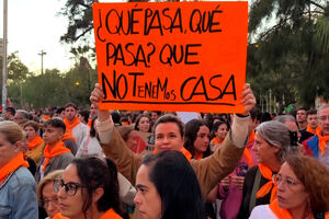 Centenas protestam em Barcelona contra crise da habitação e pedem greve geral 