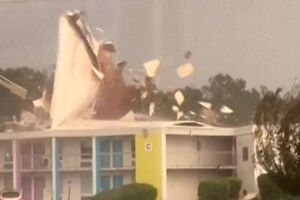 Vídeo mostra telhado de hotel a ser arrancado pelo furacão Isaías na Florida