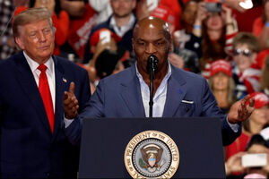 Donald Trump chama Mike Tyson ao palco durante comício em Nova Iorque