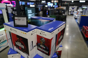 Consolas PlayStation 5 em exposição numa loja