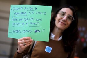 Manifestantes no Porto exigem direito à vida de qualidade e turismo que respeite a cidade