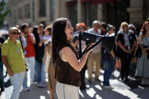 Manifestante usa megafone em protesto no Porto
