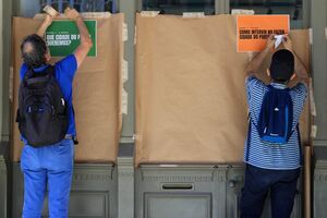 Comerciantes exibem cartazes no Bolhão sobre o futuro da cidade