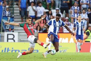 Jogadores de futebol disputam a bola num campo