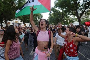 Manifestantes levantam bandeira da Palestina em Lisboa