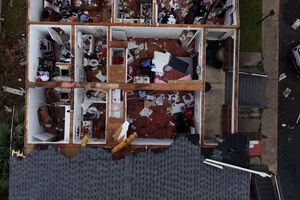 Imagens de drone mostram destruição causada pelo furacão Isaías num complexo habitacional da Florida