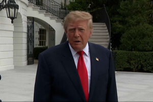 "Zelensky podia ter posto fim a esta guerra várias vezes": Trump critica presidente ucraniano 