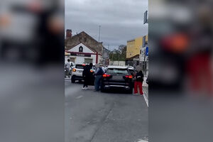 O momento em que homens armados tentam roubar carro no Carregado  