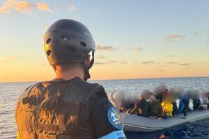 Polícia durante a operação de busca e salvamento na Grécia