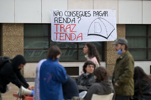 Manifestantes pelo direito à habitação vão pernoitar na Praça de D. João I