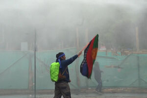 Confrontos entre manifestantes mapuche e polícia durante protestos no Chile