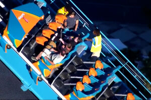 Imagens aéreas mostram passageiros a serem retirados de montanha-russa após acidente nos EUA