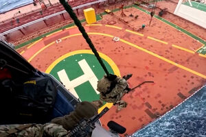 O momento em que Marinha francesa interceta petroleiro suspeito de pertencer à ‘frota fantasma’ russa