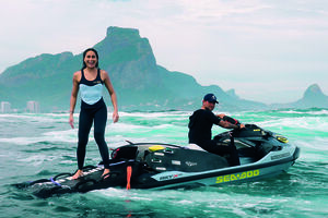 Michelle des Bouillons surfa na Nazaré