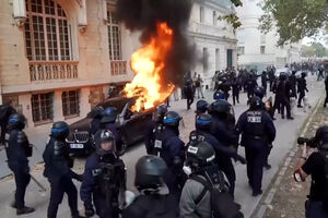Imagens mostram carro consumido pelas chamas durante protestos em Paris