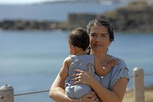 Sofia Pereira com o filho Martin, em passeio no Estoril 