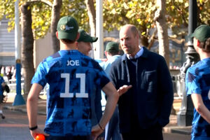 Príncipe William joga críquete em Londres com estrelas internacionais para promover prémio ambiental