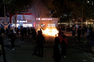 Protestos contra o governo na Albânia acabam em confrontos com a polícia e vandalismo 