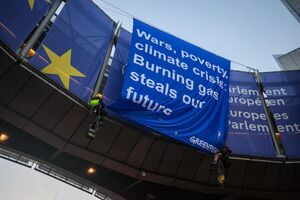 Ativistas da Greenpeace colocaram faixas no Parlamento Europeu