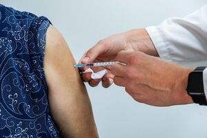 Profissional de saúde administra vacina contra a gripe