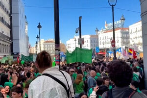 Professores e alunos manifestam-se em Madrid por melhores salários e condições de ensino 