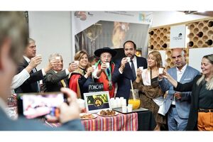 Pessoas brindam no Festival Nacional de Gastronomia, que celebra 45 anos