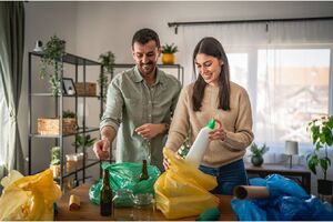 Um casal recicla embalagens