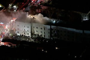 Incêndio em Los Angeles obriga à evacuação de edifício habitacional 
