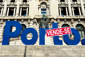 Bordalo II instalou uma faixa a dizer "vende-se" sobre a placa do Porto.