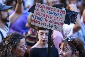 Manifestantes protestam contra turistas e pedem fim da especulação imobiliária em Lisboa