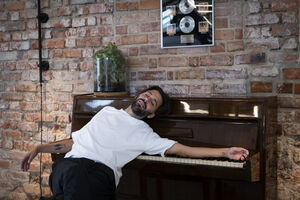 O cantor Salvador Sobral fotografado há dias pela SÁBADO, durante uma entrevista a propósito do novo álbum do músico, "A Flor do Recomeço"