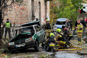 Bombeiros em Kiev após ataque