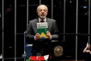 Lula da Silva assina lei que reduz semana de trabalho para 40 horas 