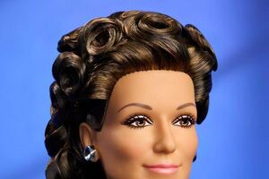 Barbie de Celine Dion inspira-se no filme Titanic com colar Heart of the Ocean