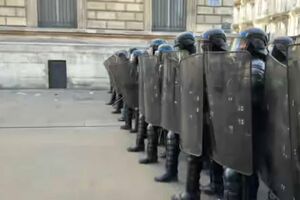 Polícia de choque faz barreira humana em Paris para impedir manifestantes de avançar 