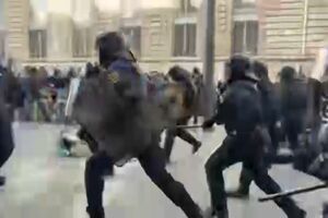 O momento em que polícia de choque avança contra manifestantes em Paris