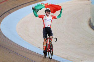 Iúri Leitão celebra com a bandeira de Portugal após o evento