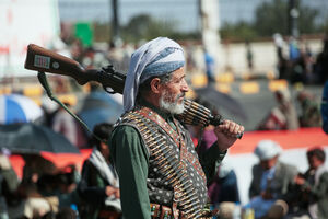 Homem de turbante com fuzil e cartuchos