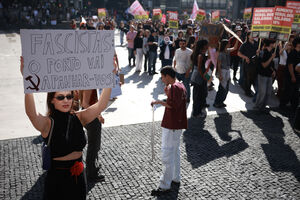 Manifestação no Porto com cartaz "Fascistas o Porto vai apanhar-vos"