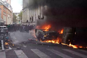 Carros incendiados e lojas roubadas em Paris