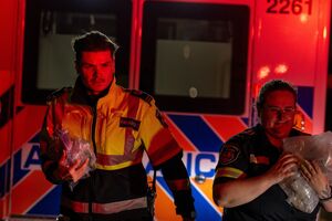 Incêndio em base militar canadiana em Alberta causa mortos e feridos