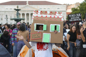 Manifestantes em Lisboa protestam por mais habitação