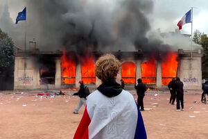 Posto de turismo incendiado durante noite de protestos em França