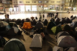 Acampada pela habitação continua, no Porto