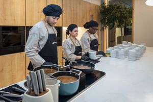Chefs preparam comida num evento SMEG