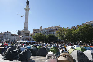 Manifestantes pernoitam no Rossio em Lisboa