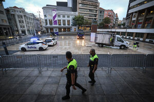 Intervenção policial retirou da Praça D. João I as tendas do movimento acampada