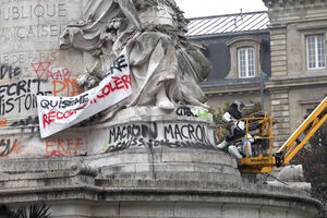 Comerciantes e voluntários limpam estragos nas ruas de Paris