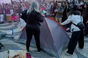 "Isto não é um acampamento de lazer": manifestantes montam tenda "simbólica" na praça do Rossio